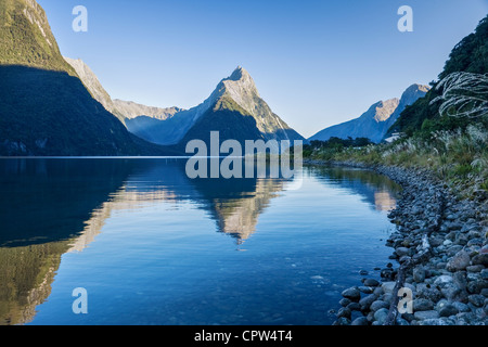 Milford Sound, eine der wichtigsten Touristenattraktionen Neuseelands und weltberühmt für seine natürliche Schönheit. Ein Favorit auf dem Touristenpfad. Stockfoto