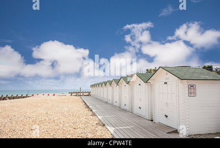 Umkleidekabinen am Strand von Eastbourne, East Sussex, England, unter einem schönen Frühsommer-Himmel Stockfoto