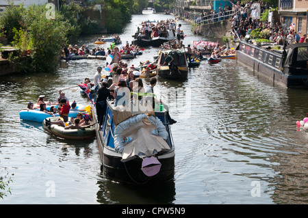 Königin Jubillegal Flottille schwimmende Partei, Regent es Canal, East London.A Lastkahn mit einer Papier-Queen-Galionsfigur führt die Flottille Stockfoto