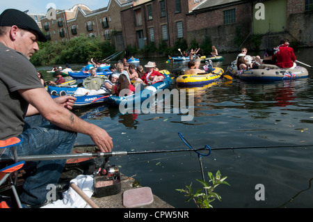 Queen es Jubillegal Flottille schwimmende Party, geht ein Mann Angeln am Regent es Canal, East London Stockfoto