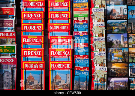 Reiseführer, Karten und Souvenirs zum Verkauf am Stall in Piazza di San Giovanni, Toskana, Italien Stockfoto