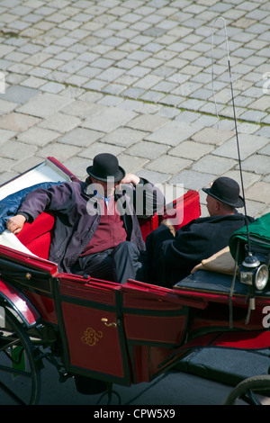 Fiaker-Treiber im Chat in Wien, Österreich Stockfoto