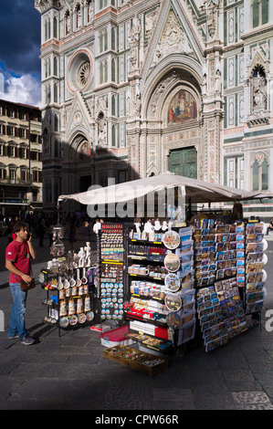 Mann mit Handy von Souvenir-Stall mit Reiseführern, Karten und Souvenirs in Piazza di San Giovanni, Toskana, Italien Stockfoto