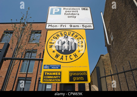 Metropolitanpolizei Nachbarschaft sehen Zeichen unten Schild mit Parkplatz Einschränkungen, Chiswick Mall, London, england Stockfoto