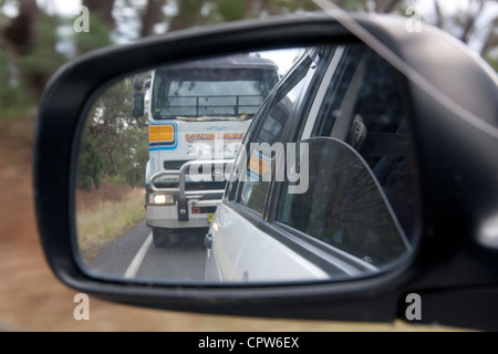 Blick auf Auto-Rückspiegel mit LKW-fahren gefährlich knapp hinter New South Wales Australien Stockfoto