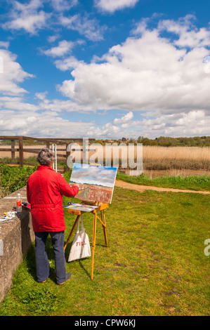 Einen weiblichen Künstler malen einer Landschaft Szene bei Snape Maltings, Suffolk, England, Großbritannien, Uk Stockfoto