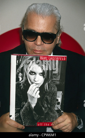 Lagerfeld, Karl, * 10.9.1938, deutscher Modedesigner, Porträt, mit seinem Buch "Off the Record", 1995, Stockfoto