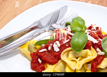 Frische Tortellini mit Tomatensauce auf hölzernen Hintergrund Stockfoto