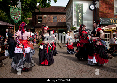 "Vierhundert Rosen" Tanzgruppe aus Yorkshire führen außerhalb der Dorset Pub, Lewes, Sussex, England Stockfoto