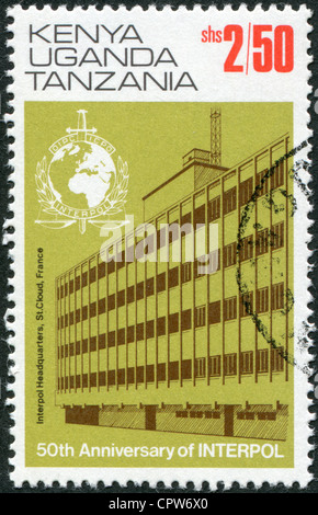 Eine Briefmarke gedruckt in East African Community, zeigt die zentrale INTERPOL in Saint-Cloud (1966-1989), ca. 1973 Stockfoto