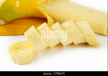 in Scheiben geschnittenen Bananen auf weißem Stockfoto