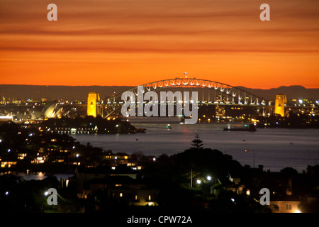 Sydney Harbour Bridge bei Sonnenuntergang / Dämmerung Sydney New South Wales Australien Stockfoto