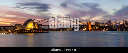 Sydney Opera House, Harbour Bridge und North Sydney CBD Skyline bei Sonnenuntergang / Dämmerung Sydney New South Wales Australien Stockfoto