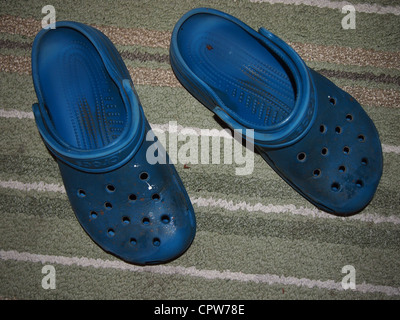 Blauen Crocs Schuhe Stockfoto