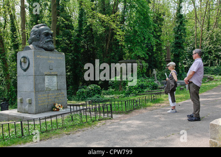 BESUCHER ZU KARL MARX GRAB IN HIGHGATE CEMETERY IN LONDON, UK Stockfoto