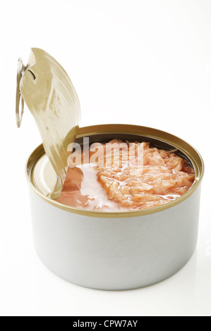 Öffnen der Dose Rosa Thunfisch Stockfoto