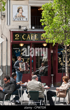 Ein Café in der Plaza de Isabel II, Madrid, Spanien Stockfoto