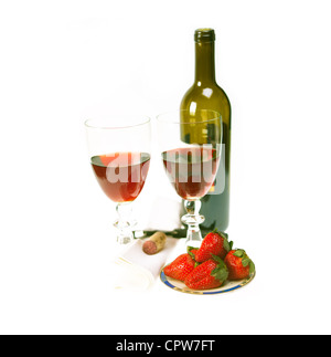 geöffnet, rote Flasche Wein und zwei Gläser und frischen Erdbeeren, isoliert auf weiss Stockfoto