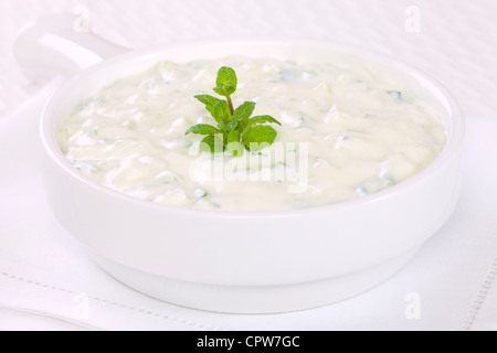 Tzatziki, griechische oder nahöstlichen Joghurtsauce mit Gurke, Minze und Knoblauch. Stockfoto