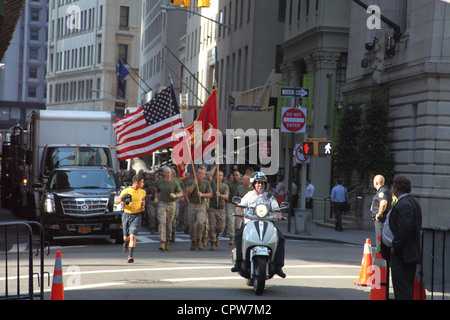 Zu Ehren der unschuldigen Menschenleben, die am 11. September verloren wurden, erinnern sich die Marines der Special Marine Air Ground Task Force New York an einen Besuch des Memorial 9/11, der ihren Motivationslauf durch die Stadt am 29. Mai abschloss. Der Lauf ist ein Höhepunkt der einwöchigen Feier der Flottenwoche New York, die seit 1984 in New York City die Seeregulierung feiert. Es ist eine einmalige Gelegenheit für die Bürger von New York und der umliegenden Dreistaaten-Region, um Marines, Segler und Küstengardisten zu treffen, sowie die neuesten Fähigkeiten der heutigen maritimen Dienstleistungen zu sehen. Stockfoto