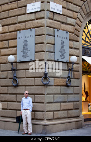 Italienischen Mann wartet auf der Ecke der Via de Tornabuoni und Via Degli Strozzi in Florenz, Toskana, Italien Stockfoto