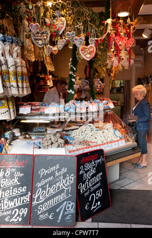 Deutsche Wurst und Souvenirs zum Verkauf in Lebensmittel-Markt in München, Bayern, Deutschland Stockfoto