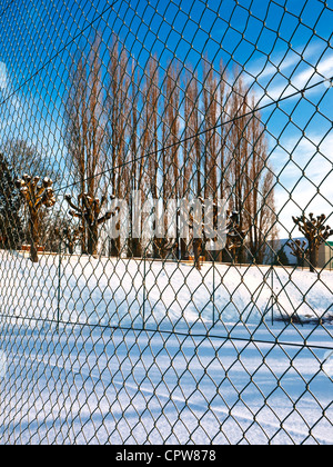 Tennisplätze mit Schnee - Frankreich bedeckt. Stockfoto