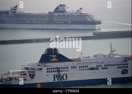 Abflug und Ankunft, Versand auf den geschäftigen Hafen von Dover im südlichen England, UK Stockfoto