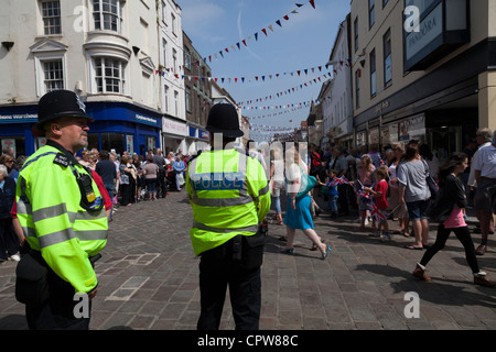 Polizei wird vorbereitet zum Faschingsumzug durch Chichester Diamond Jubilee von Queen Elizabeth feiern Stockfoto