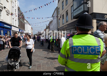 Polizei wird vorbereitet zum Faschingsumzug durch Chichester Diamond Jubilee von Queen Elizabeth feiern Stockfoto