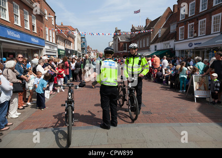 Polizei Faschingsumzug durch Chichester, die Diamond Jubilee von Queen Elizabeth feiern vorbereiten Stockfoto