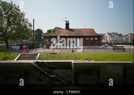 Teddington Lock auf der Themse in Süd-west-London Stockfoto