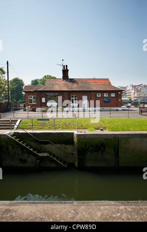 Teddington Lock auf der Themse in Süd-west-London Stockfoto