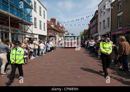 Polizei Faschingsumzug durch Chichester, die Diamond Jubilee von Queen Elizabeth feiern vorbereiten Stockfoto