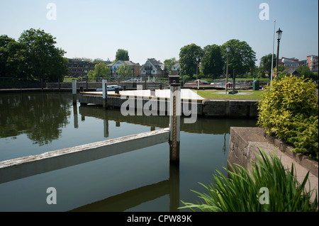 Vorgelagerte Eingang in Teddington Lock auf der Themse in Süd-west-London Stockfoto