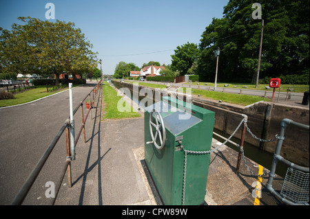 Teddington Lock auf der Themse bei Ham in Süd-west-London. Die Themse ist Gezeiten unterhalb vom Schloss Stockfoto