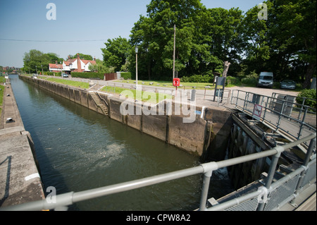 Teddington Lock auf der Themse bei Ham in Süd-west-London. Die Themse ist Gezeiten unterhalb vom Schloss Stockfoto
