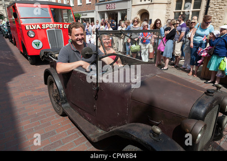 Parade der Oldtimer in der Diamant-Jubiläum-Prozession in chichester Stockfoto