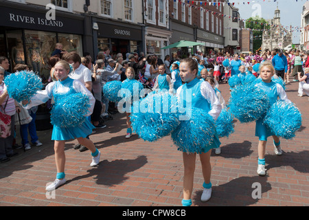 junges Mädchen Cheerleader in Diamond Jubilee Prozession in Chichester Stockfoto