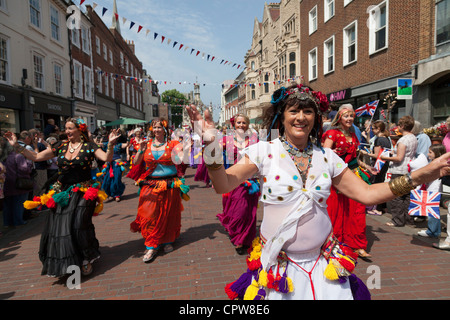 Chichester UK Samstag, 2. Juni 2012.  Ägyptische Tänzer in Chichester Jubiläum Prozession durch die Innenstadt, die Königin Diamond Jubilee mit dem Markt feiern zu überqueren, im Hintergrund Stockfoto