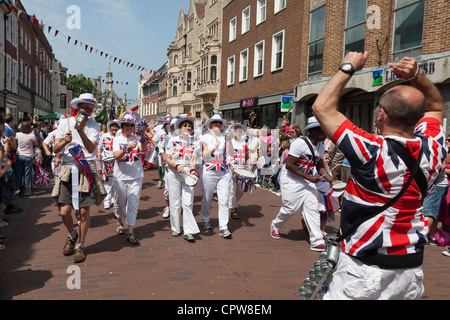 Drum- und Percussion-Band in der Chichester Jubiläum Prozession durch die Innenstadt Stockfoto