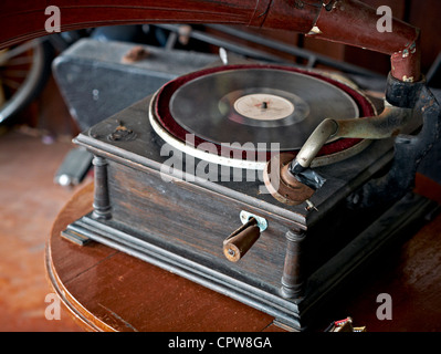 Antikes Grammophon Rekord Plattenspieler mit 78 u/min Stockfoto