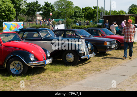 Alte Autos stehen in einer Reihe, VW Käfer, BMW 340, AUDI 100 Stockfoto