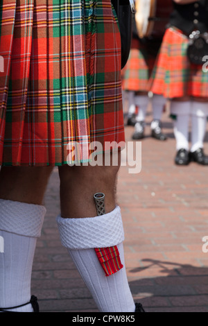 Dirk in Socke mit Kilt der schottischen Dudelsack-Spieler in Chichester Diamond Jubilee Prozession Stockfoto