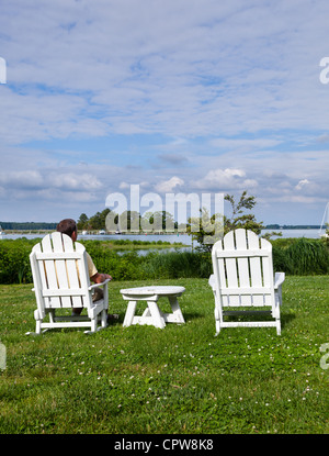 Terrasse Stühle nebeneinander der Chesapeake Bay mit Blick auf St. Michaels Hafen mit Senioren männlich Stockfoto