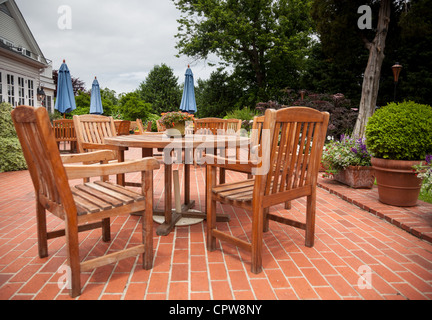 Viele aus Holz Teak Tische und Stühle auf Ziegel-nahme im Café oder im restaurant Stockfoto