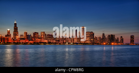 Skyline von Chicago aus der alten Sternwarte bei Sonnenuntergang über den Lake Michigan, Chicago, IL, USA Stockfoto