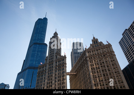 CHICAGO - Mai 14: Trump Tower Webstühle hinter Wrigley Building in Chicago am 14. Mai 2012. Trump Tower tops bei 1389 Füße Stockfoto