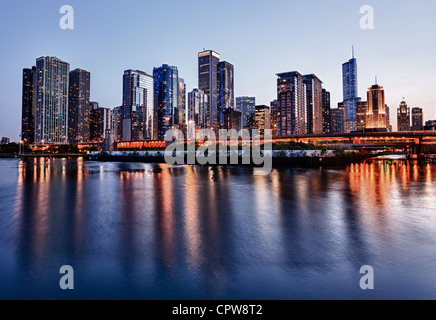 Skyline von Chicago - von der Navy Pier bei Sonnenuntergang, Chicago, IL, USA Stockfoto