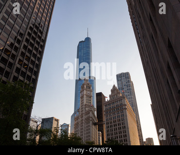 CHICAGO - Mai 14: Trump Tower Webstühle hinter Wrigley Building in Chicago am 14. Mai 2012. Trump Tower tops bei 1389 Füße Stockfoto